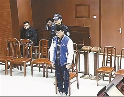 　　阚犇犇出庭受审