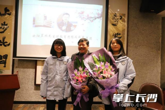 欧阳昱北老师与学生合影