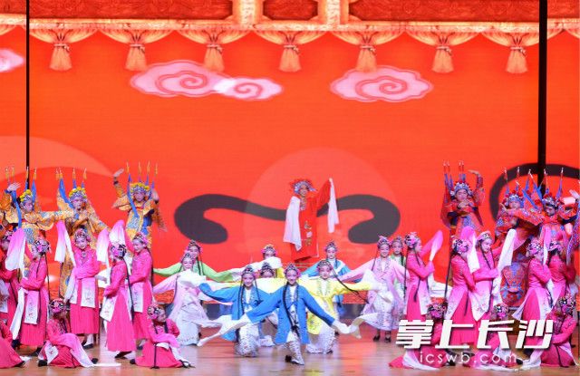 学生在表演戏曲舞蹈《京腔京韵情》。图片均由长沙晚报记者 邹麟 摄