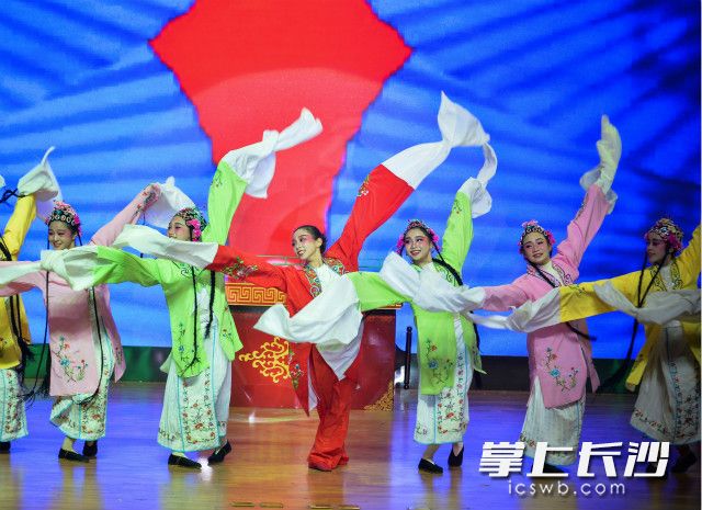 学生在表演戏曲舞蹈《京腔京韵情》。