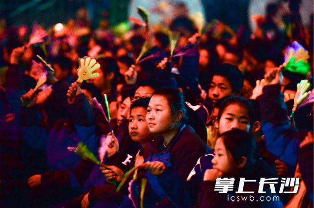 台下的学生被精彩节目吸引。