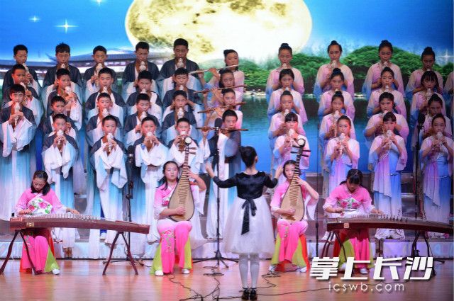 博才学子多才多艺,吹弹跳唱样样行。