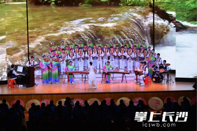 博才学子多才多艺,吹弹跳唱样样行。