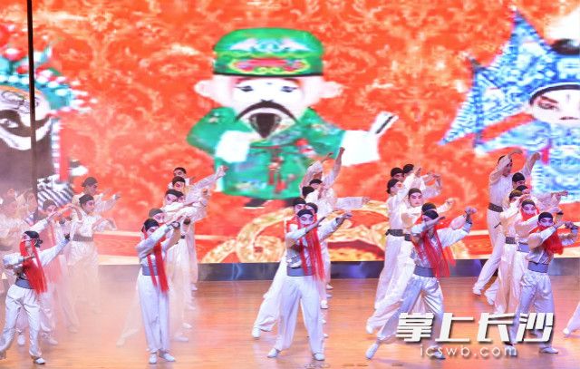 京剧《戏传》挠痒了许多00后的心。