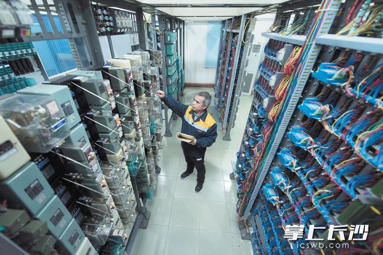 信号工在机械室进行检查。　　均为长沙晚报记者 黄启晴 摄