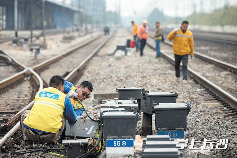 工人们抓紧140分钟的“天窗时间”，争分夺秒对信号设施进行更换。