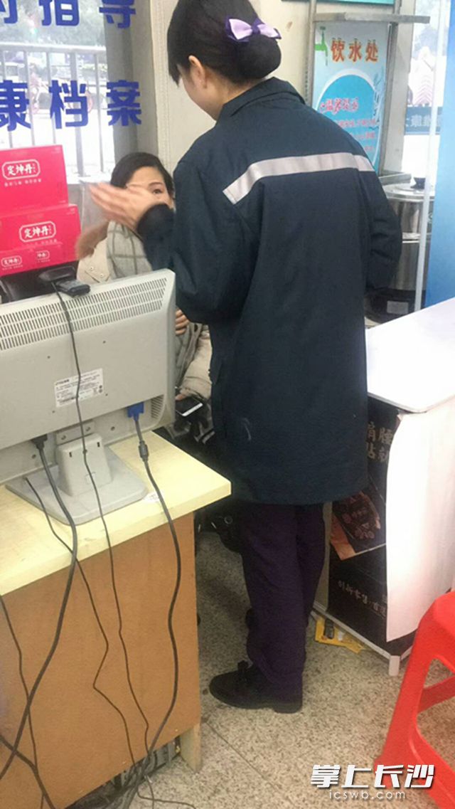 袁家岭站值班员吴莎将莫女士送至药店，看她无大碍后方才离开。