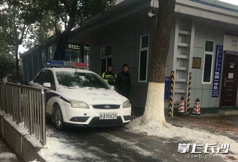 芙蓉交警大队铁骑一中队民警用这台警车将莫女士送至市八医院。均为药店工作人员拍摄