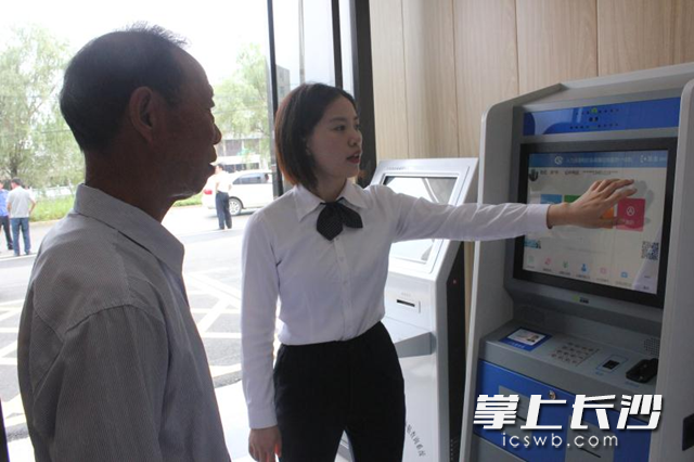在宁乡市灰汤镇政务服务中心,工作人员正为群众介绍自助操作情况。记者 张禹 通讯员 鲁子君 摄影报道 在宁乡市灰汤镇政务服务中心,工作人员正为群众介绍自助操作情况。记者 张禹 通讯员 鲁子君 摄影报道