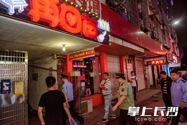 图为执法现场。照片均为长沙晚报记者 陈飞 摄
