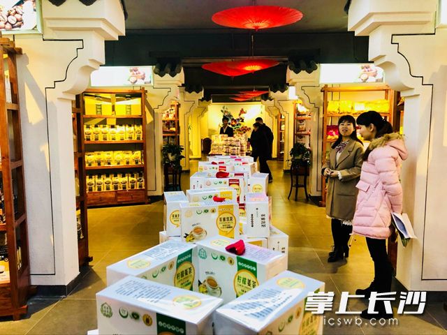 中部首个云南名优特产品体验馆内，云花、云咖、云茶、云药、云果、云蔬六大类逾两千种山珍名品琳琅满目。照片均为长沙晚报记者 李卓 摄