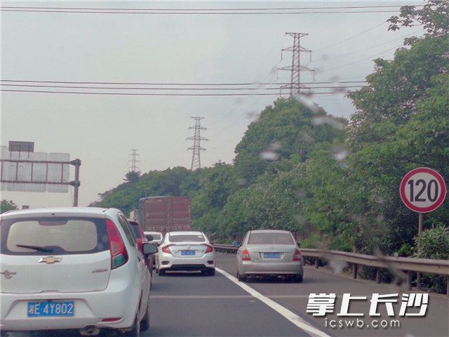 今日，记者驾车在京港澳高速长沙段行驶，部分路段行驶缓慢。长沙晚报记者 刘琦 摄