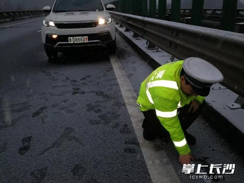 今日清晨6时，湘西高速交警测量尖岩大桥桥面温度。