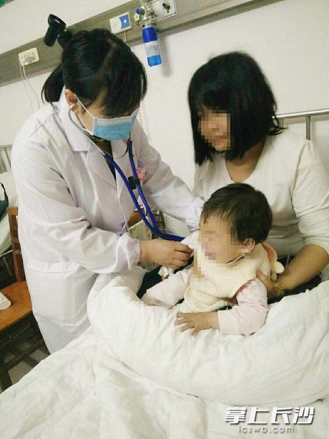 儿科医生在为宝宝做检查。