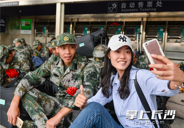 送行现场，龙凤胎姐弟依依不舍。今天，龙凤胎姐姐罗益馨特意从湘潭赶到长沙，给新入伍的龙凤胎弟弟罗益谦送行。部队出发前姐弟二人在长沙火车南站亲密合影。