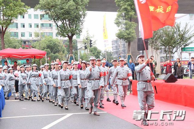 庆重阳，老人健步走。照片均为长沙晚报通讯员 刘宇航