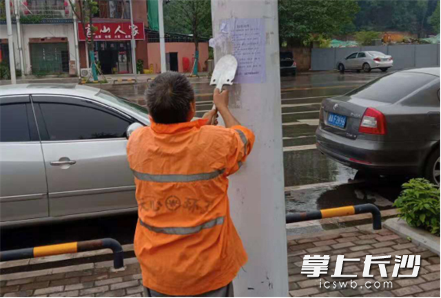 唐志强每天认真清扫，面对繁重的工作从不懈怠。