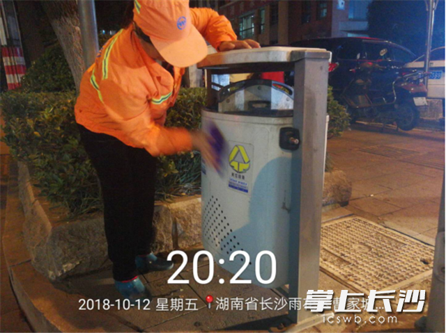 打扫街道、清理垃圾箱，是李元满一天的工作内容。