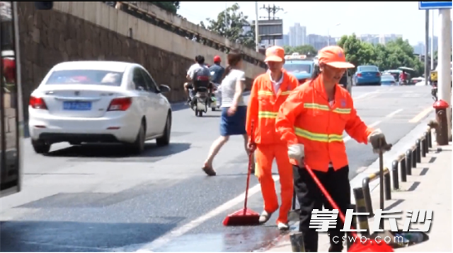 李元满和丈夫一同打扫街道