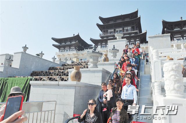 10月27日，60余名在长学习或工作的外国友人徜徉长沙铜官窑古镇，感受大唐盛世风采，触摸长沙历史文化名城的肌理。