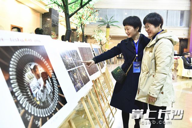 众多市民和摄影爱好者在“时代在召唤——纪念改革开放40周年”摄影作品展现场观展。 长沙晚报记者 邹麟 通讯员 徐晖铭 摄影报道