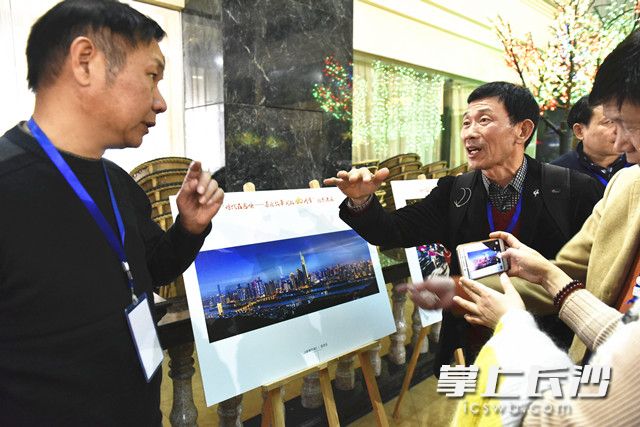 摄影作品展现场，一幅幅反映长沙精彩蝶变的图像吸引了众多摄影爱好者的目光。