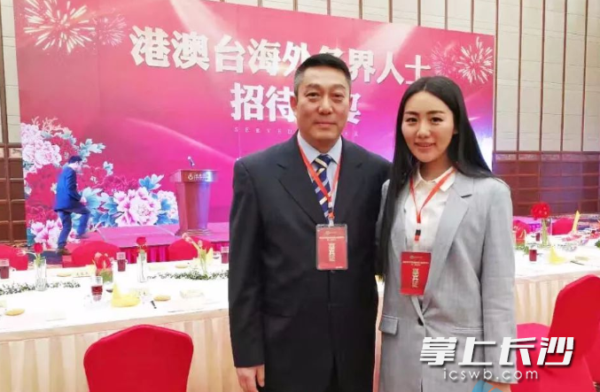 图为长沙市政协港澳委员孙秀祖（右）。