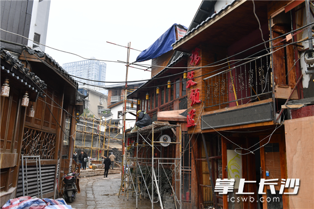 在化龙池“酒吧一条街”，趁着街巷外部改造，不少经营主也对室内进行装修改造。