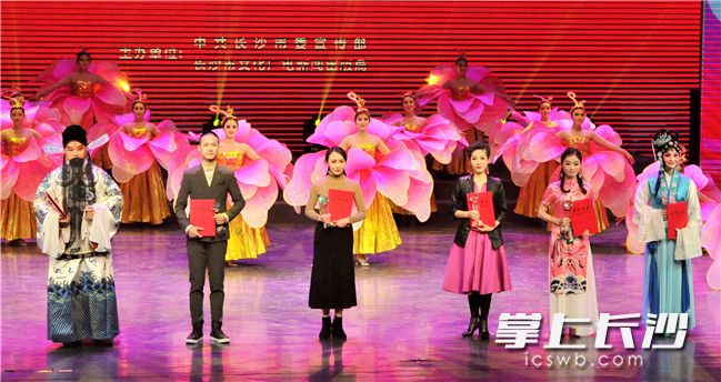 今晚，2017媒体艺术之都•长沙杜鹃花艺术节颁奖晚会在长沙实验剧场举行。均为长沙晚报记者 贺文兵 摄 