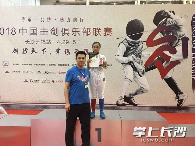 尹佳琪为湖南拿下首枚金牌，图为尹佳琪与其教练董文辉合影。宁莎鸥摄