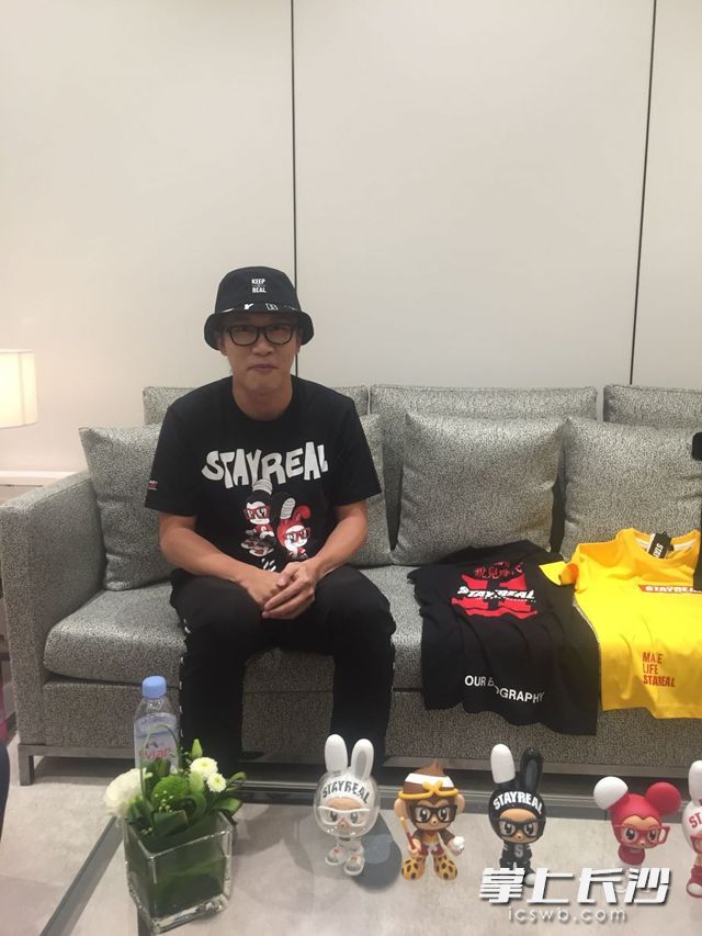 STAYREAL主理人之一、阿信好友不二良接受记者采访。长沙晚报记者 宁莎鸥 摄