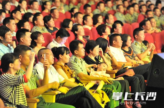 晚会气势恢宏，高潮迭起，突出主旋律，弘扬正能量。展现了当代军人的威武之美、血性之美和阳刚之美。均为长沙晚报记者 贺文兵 摄