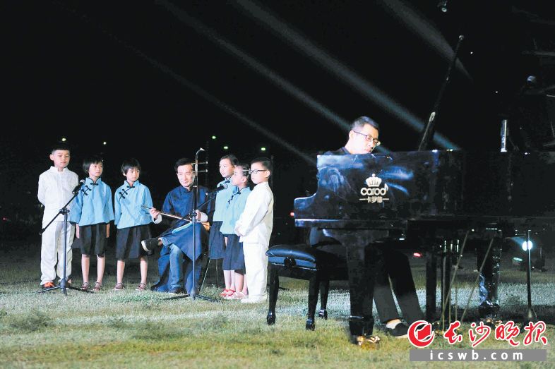 昨晚，在湘江边举行的钢琴快闪活动让市民感受与音乐偶遇的魅力。 长沙晚报记者 贺文兵 摄