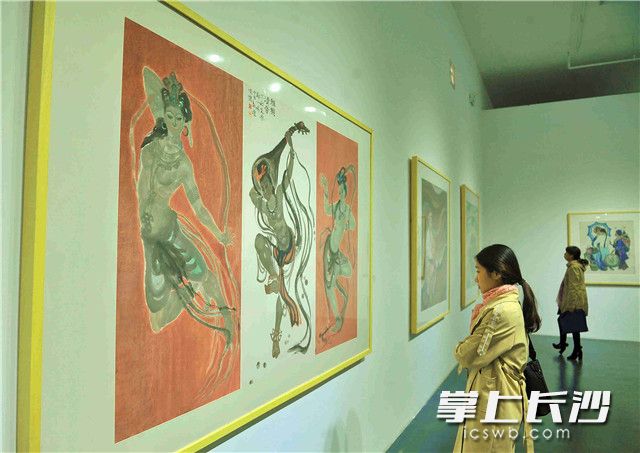 今日，长沙市2018年度文艺创作扶持项目《心镜——艺术无桑榆》湖南10位女艺术家精品展在省展览馆纸本艺术馆开展。长沙晚报 记者 贺文兵 摄