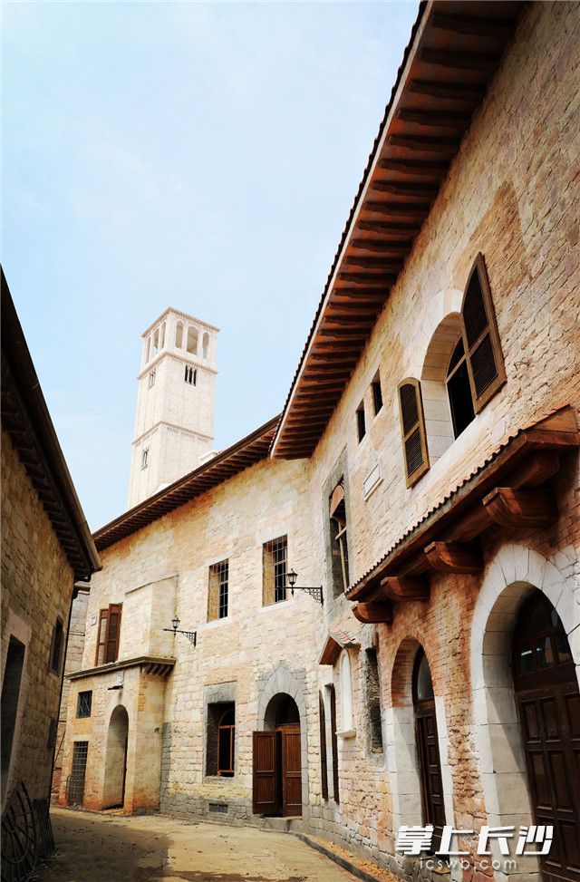 小镇意式建筑一角