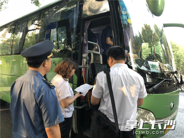 长沙旅游交通联合执法检查组人员在对旅游客运车辆和旅游团队服务质量情况进行检查。 长沙旅游交通联合执法检查组人员在对旅游客运车辆和旅游团队服务质量情况进行检查。