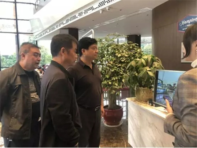 图为陈刚局长带领领导班子成员检查希尔顿酒店创建工作