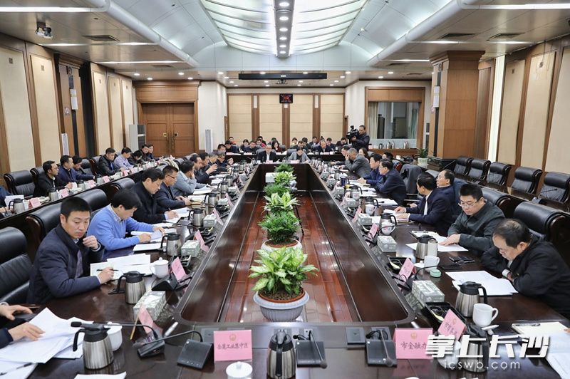 今日下午召开的市长办公会，专题调度了全市产业链工作。图片均由刘书勤摄