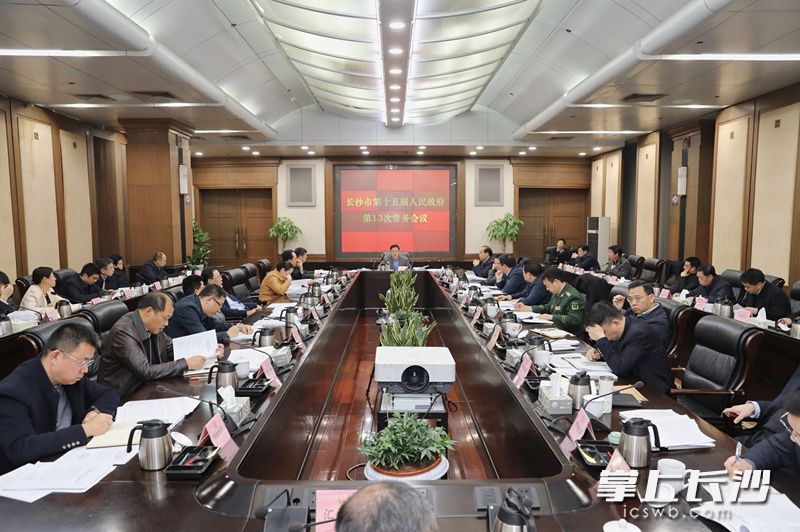 今日上午，市政府第13次常务会议召开，审议重大项目投资、“只跑一次”改革、调整高龄津贴等7个议题。图片均由刘书勤摄