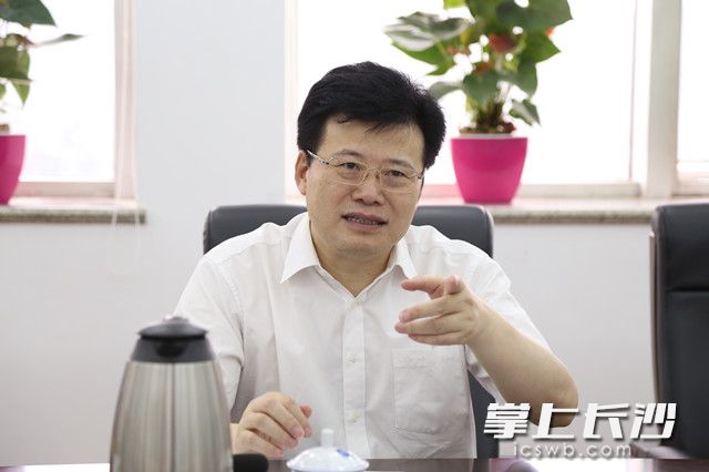 湖南省直工委常务副书记龚凤祥指导长沙机关党建工作。