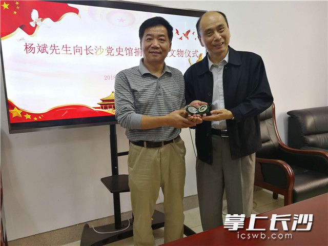 杨斌（左）捐赠杨立三在战争年代使用过的指南针。