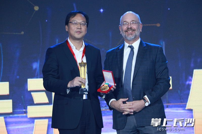 市委常委、市委宣传部部长高山代表长沙在北京领奖。由美国南加州大学公共政策学院教授Eric JHeikkila颁奖。