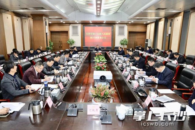 今日上午和晚上，胡忠雄主持召开市政府第23次常务会议。图片均由 刘书勤 摄