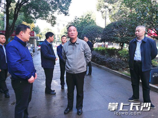 今天,长沙市委常委、市委政法委书记钟钢督查芙蓉区中央生态环保督察“回头看”交办件整改工作情况。图为钟钢(中)在马王堆街道新桥小区开展实地督查。长沙晚报记者 黎铁桥 摄 今天,长沙市委常委、市委政法委书记钟钢督查芙蓉区中央生态环保督察“回头看”交办件整改工作情况。图为钟钢(中)在马王堆街道新桥小区开展实地督查。长沙晚报记者 黎铁桥 摄