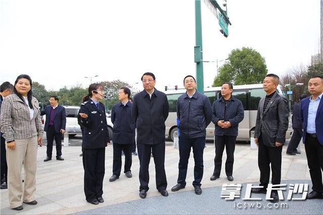 黄关春、钟钢一行在长沙县松雅湖调研扫黑除恶宣传阵地。