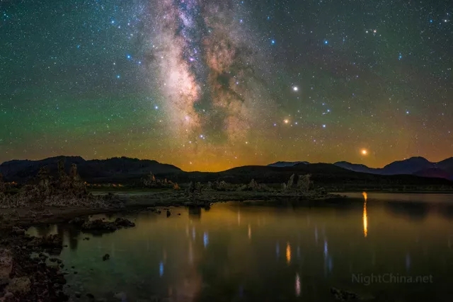 即将落下的红色亮性是2016年的火星。图片来源：王卓骁，夜空中国