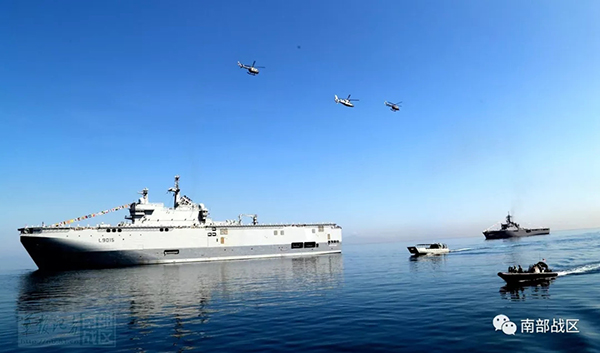 中国海军长沙舰舰载直升机（中间架次）飞过编队上空，接受检阅。 本文图均为 南部战区微信公众号 图