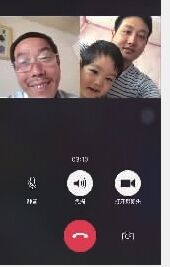 老和在与儿子和小孙女视频。