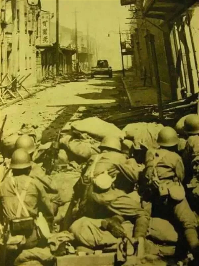 1937年8月21日，淞沪会战。一辆孤独的中国坦克向日军阵地冲锋。
