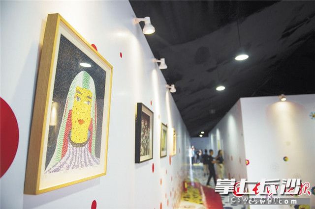 今年中秋节期间，商场除了打折促销，办展览、互动秀，甚至请来“萌宠”，目的都是为了吸引市民在假期能来逛一逛。图为市民参观草间弥生×村上隆艺术双联展。长沙晚报通讯员 林谋达 摄